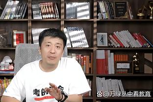 加维膝盖受伤被换下，离场时表情十分痛苦双手掩面？